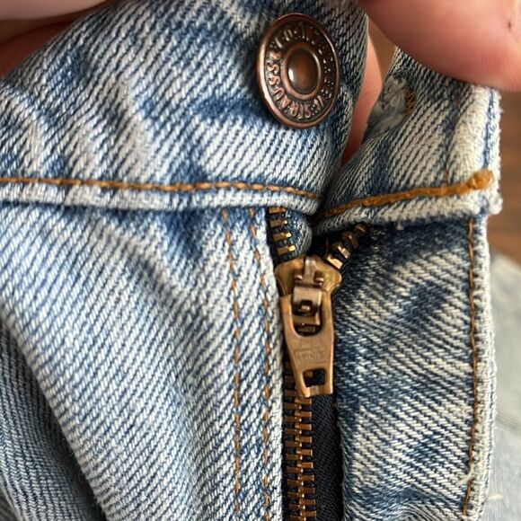 Vintage Levi’s 560 Distressed Blue Denim Jeans Loose Fit Taper Leg Style Casual - Picture 8 of 16